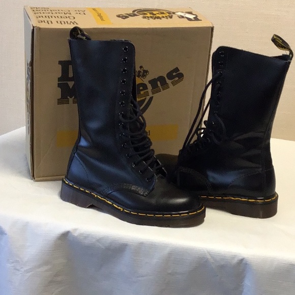 Dr. Martens Shoes - Black smooth leather Dr. Martens